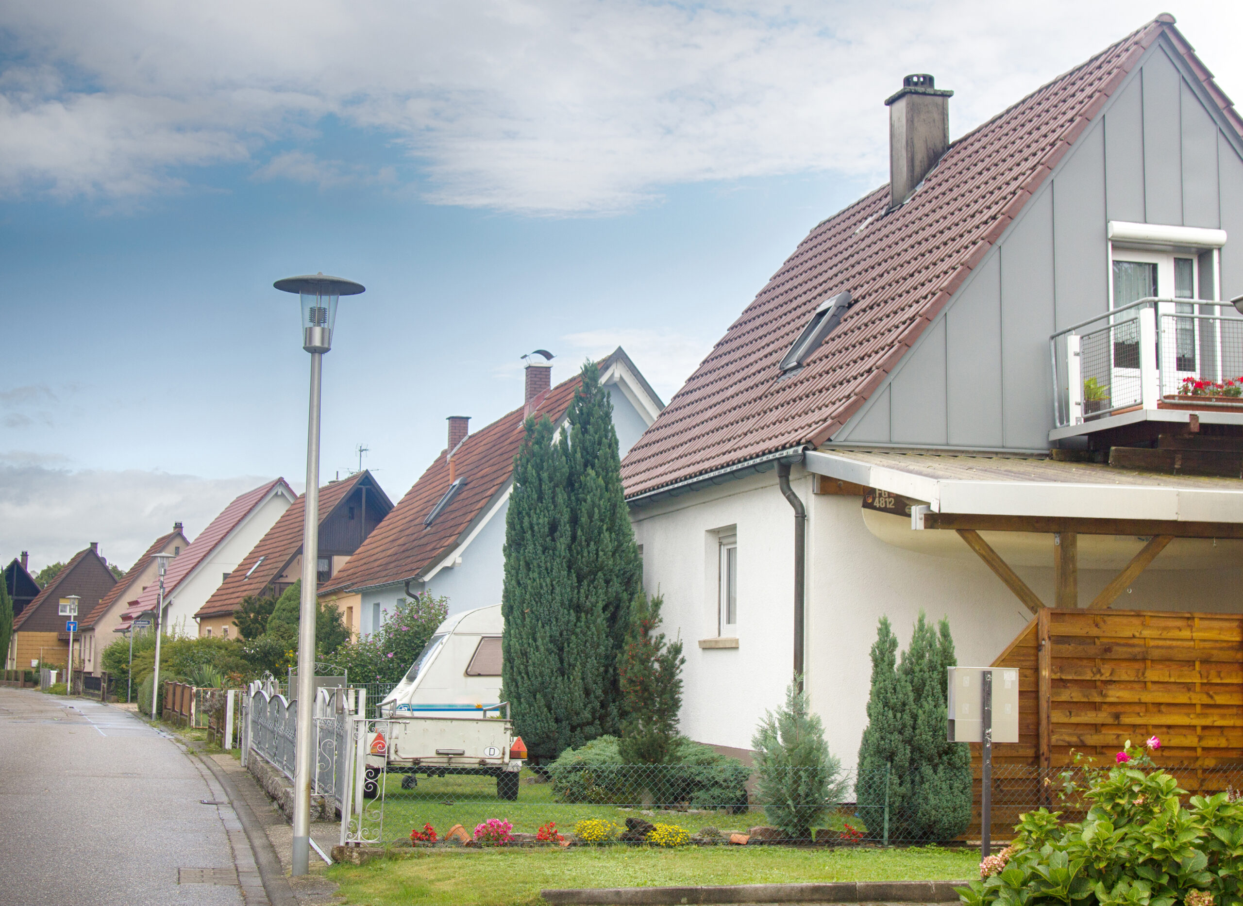 How Cash Home Buyers Value Neighborhoods With Mixed-Condition Homes